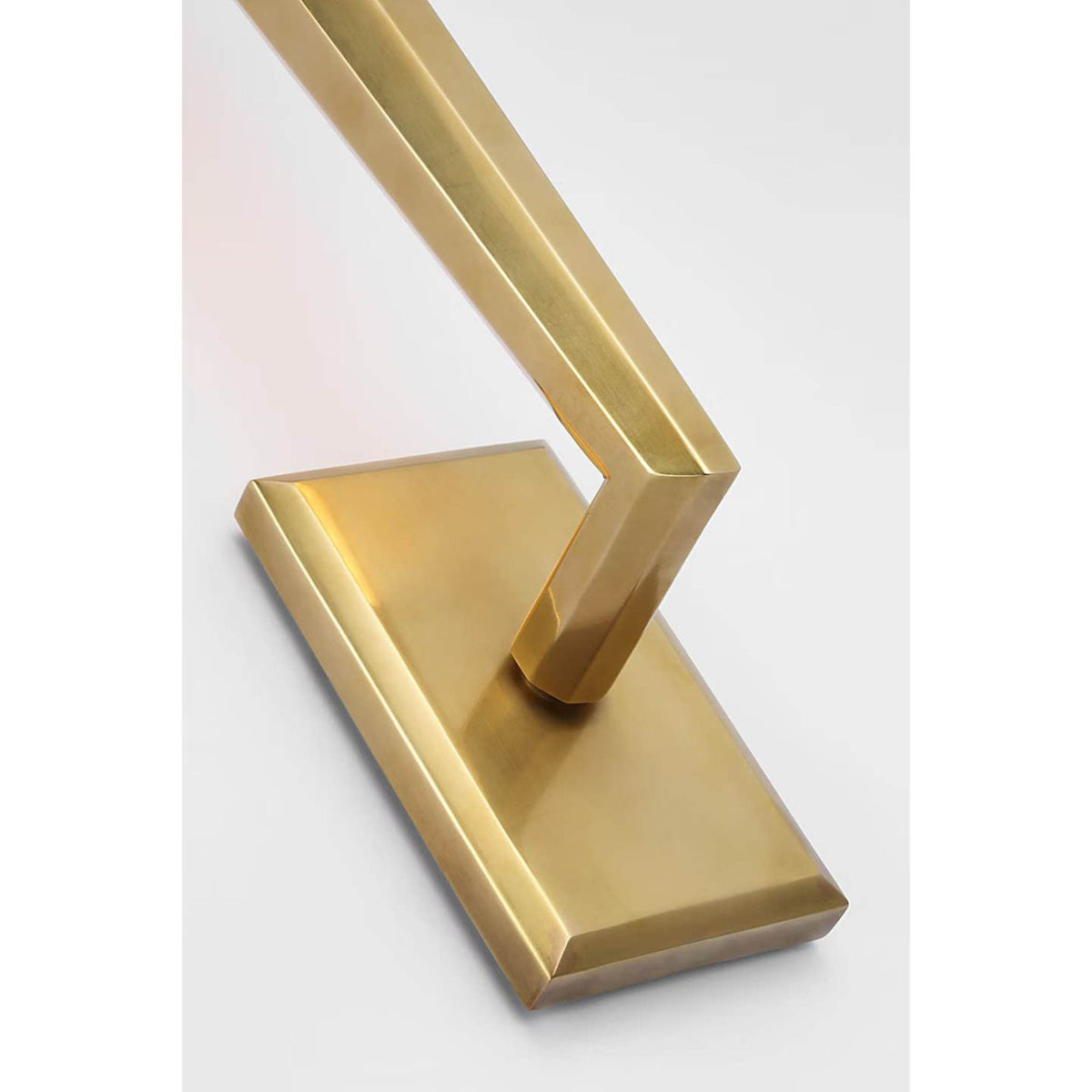 Thomas O'Brien Galahad Single Sconce in Hand-Rubbed Antique Brass W3" x H14.5" x E4"